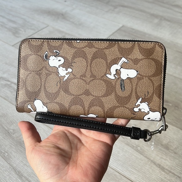 Coach X Peanuts Long Zip Around Wallet In Signature Canvas With Snoopy - Picture 5 of 12